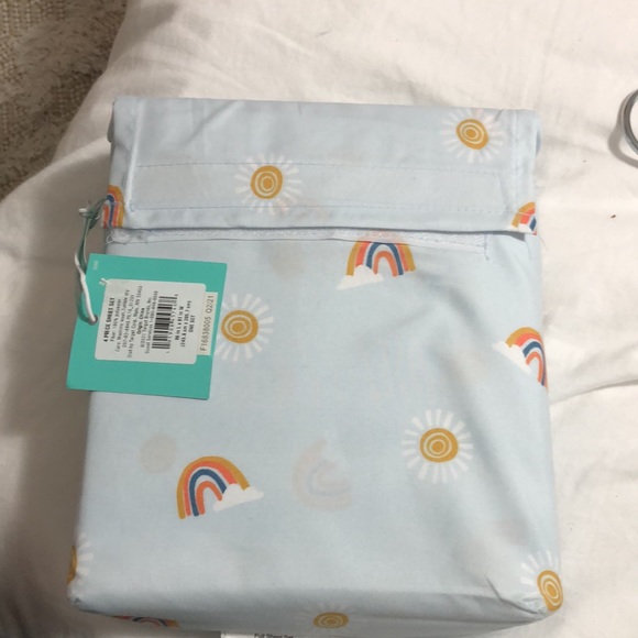 NWT, full bed, 4 piece sheet set. Rainbows , perfect for kids room! - Picture 5 of 7